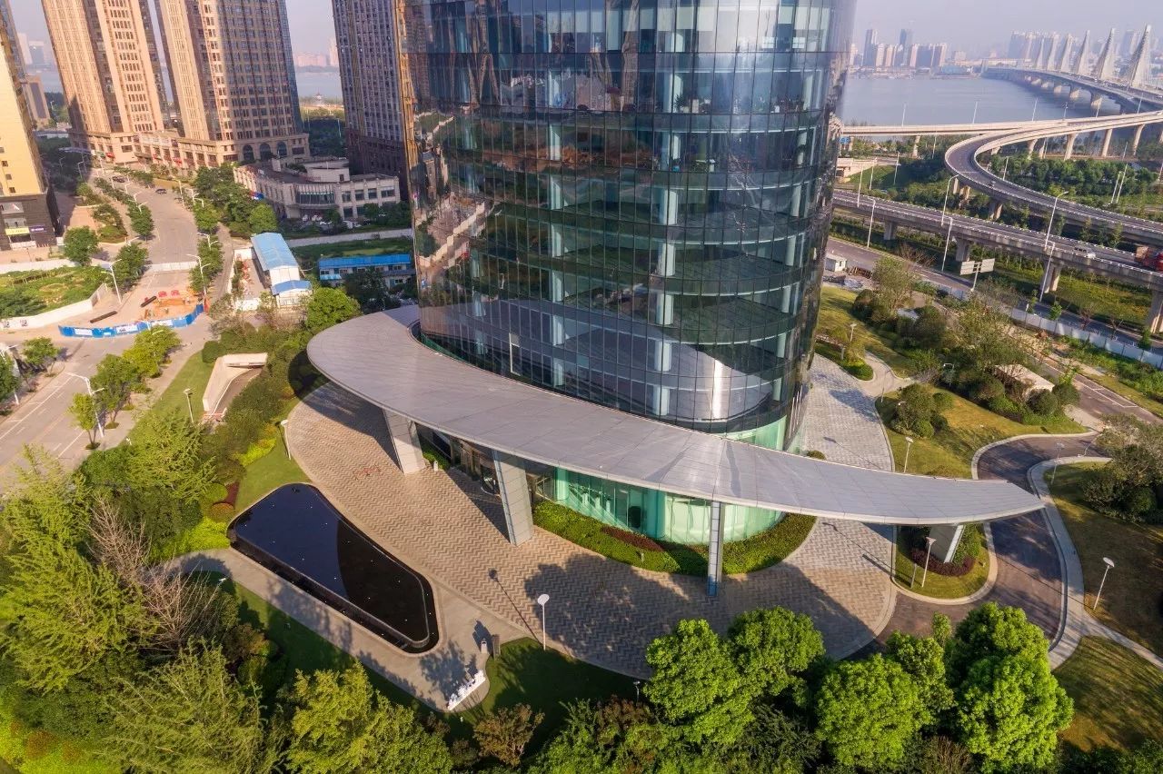 资阳新力中心塔楼直接落地，无裙房