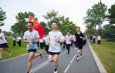 同心筑梦 共庆华诞丨1xBET第四届“欢乐迎国庆 环湖健步走”活力开启